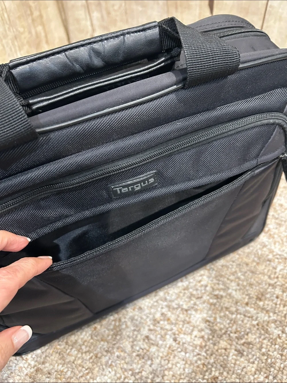 Targus Black Men's Laptop Bag with Shoulder Strap/ Carry On
